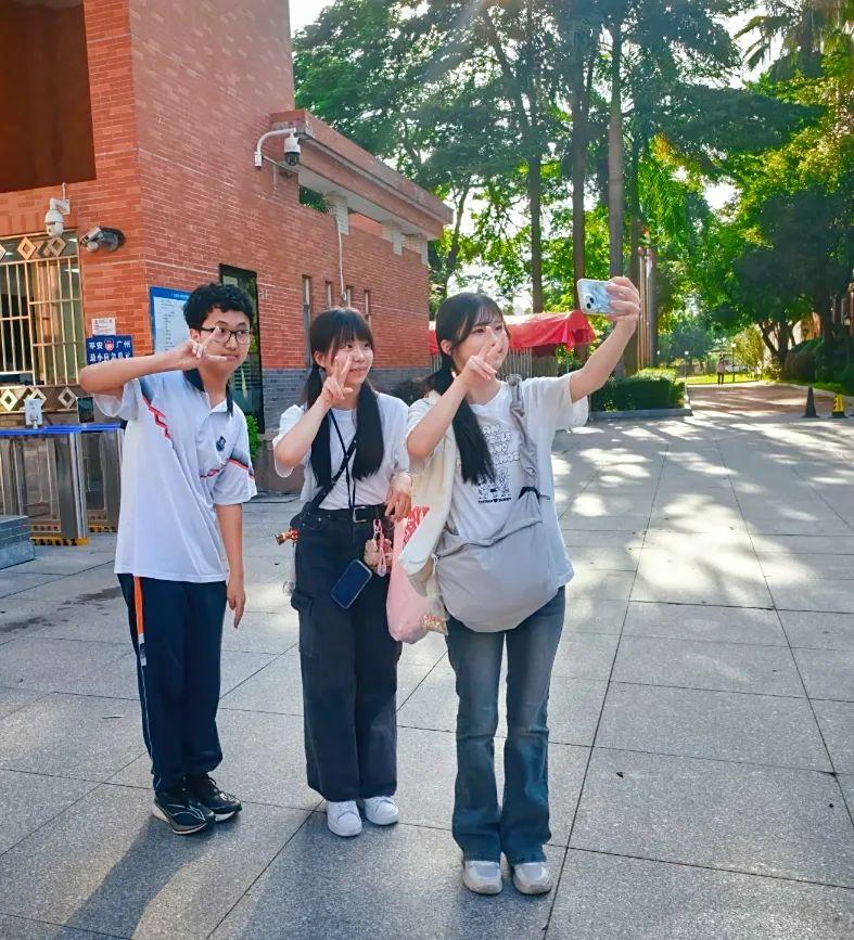 学生拍照留念.jpg