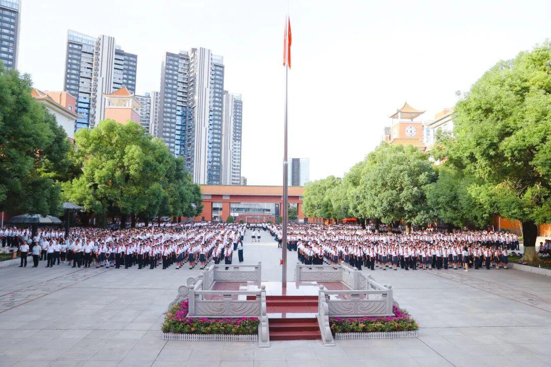 全体师生参加开学典礼1.jpg
