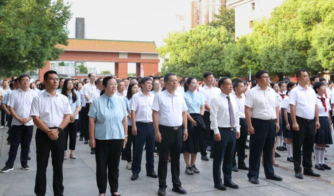 全体师生参加开学典礼.jpg