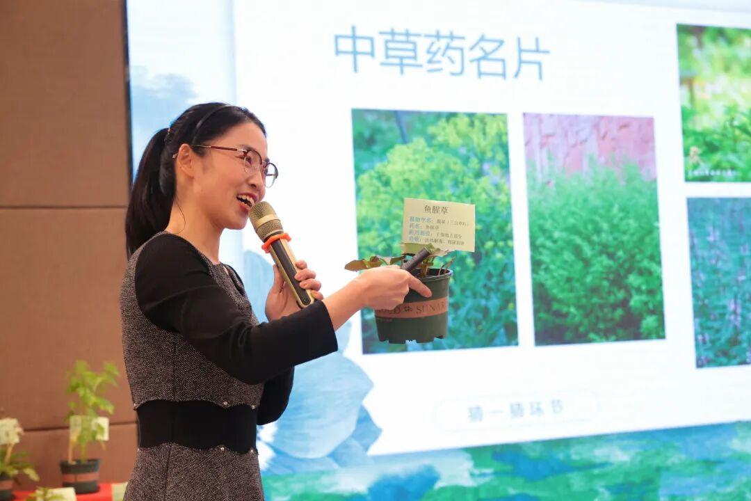 广药集团种植专家讲授草药特征.jpg